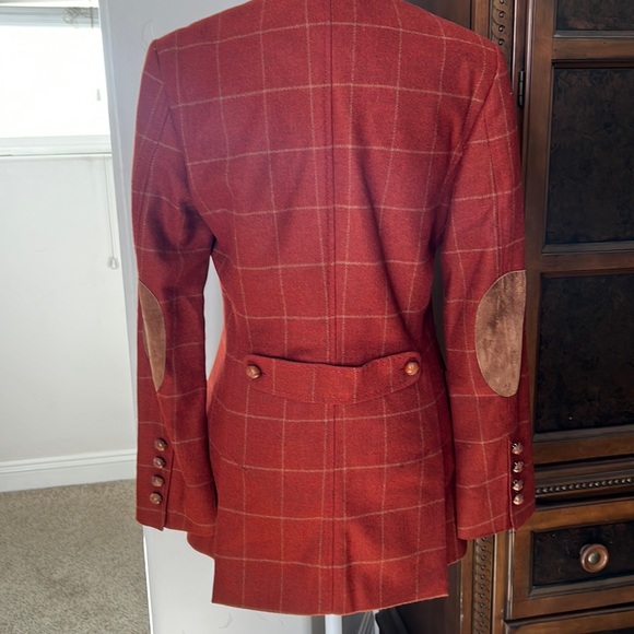 Beautiful wool  blazer. Deep rich color with camel plaid. Small nick on collar - Picture 4 of 4